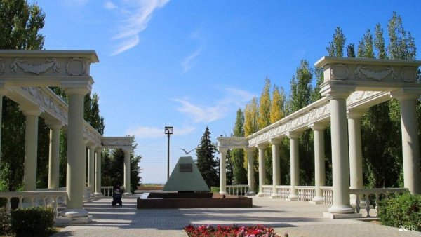 Памятник первостроителям Сталинградской ГЭС И города Волжского