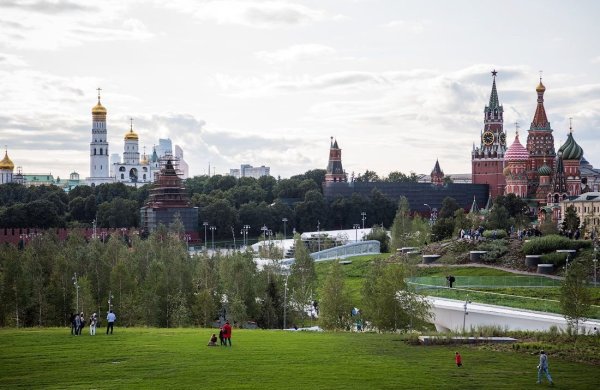 Парк Зарядье вид на Кремль