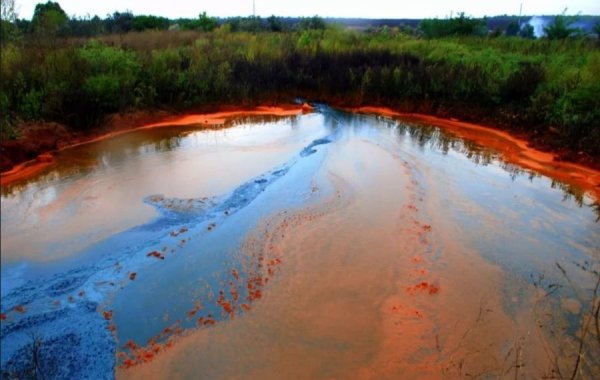 Загрязнённая река завод