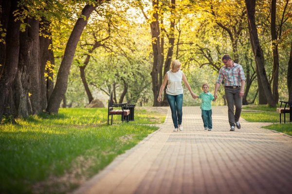 Семья в городском парке