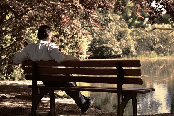 Мужчина на лавочке в парке