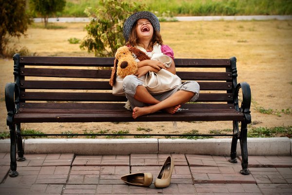 Человек сидит на скамейке