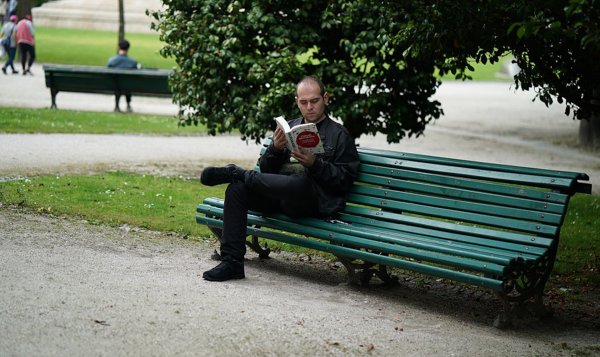 Человек на скамейке
