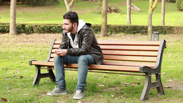 Мужчина на скамейке в парке