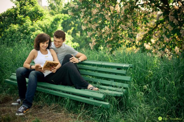 Влюбленные на лавочке