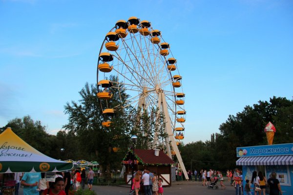 Старое колесо обозрения в парке Гагарина Самара