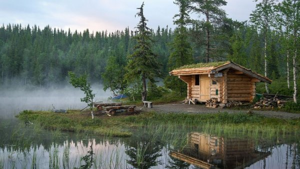 Избушка у таежной реки