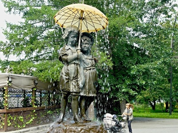 Дети под дождем фонтан Горсад Челябинск