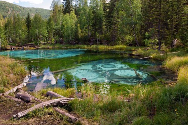 Голубое Гейзеровое озеро горный Алтай