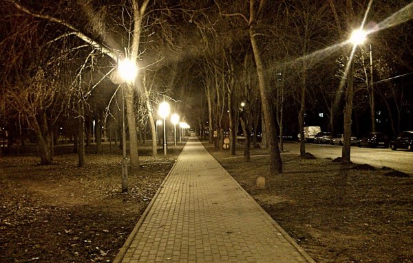Ночная улица с фонарями