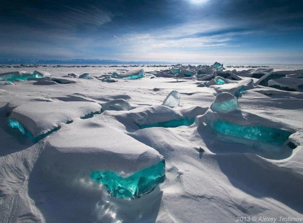 Бирюзовый лед на Байкале