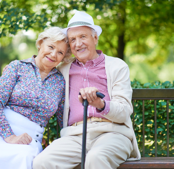 Пожилая пара на лавочке