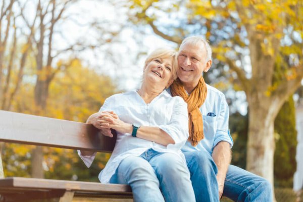 Пожилая пара в парке