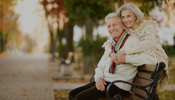 Пожилая парочка в парке