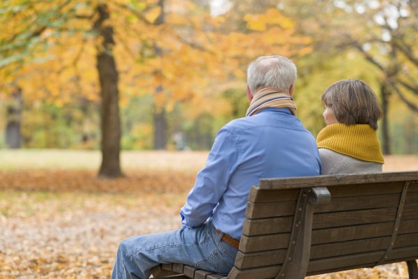 Пожилая пара на лавочке