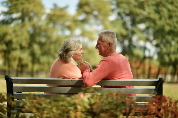 Пожилые люди на природе