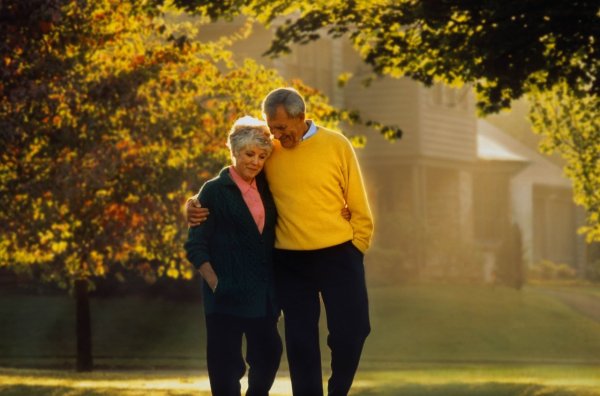 Пожилые люди в парке