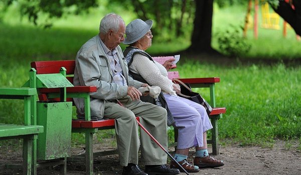 Пенсионеры на лавочке