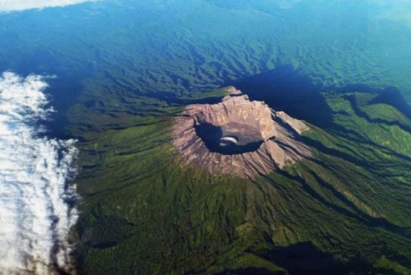 Вулкан Батур озеро