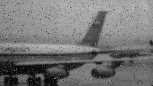 Самолет в дождь