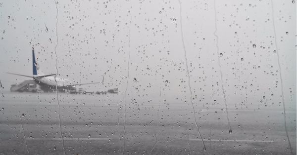 Самолет под дождем