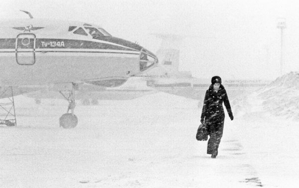 Самолет под снегом
