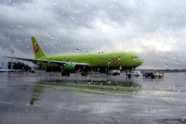 Самолеты под дождем фото