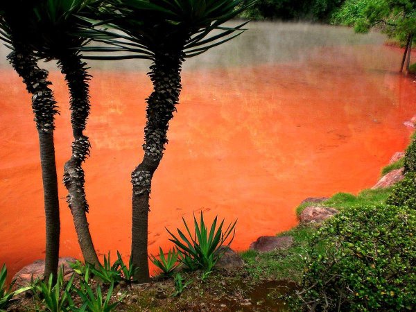 Кровавое озеро в Японии