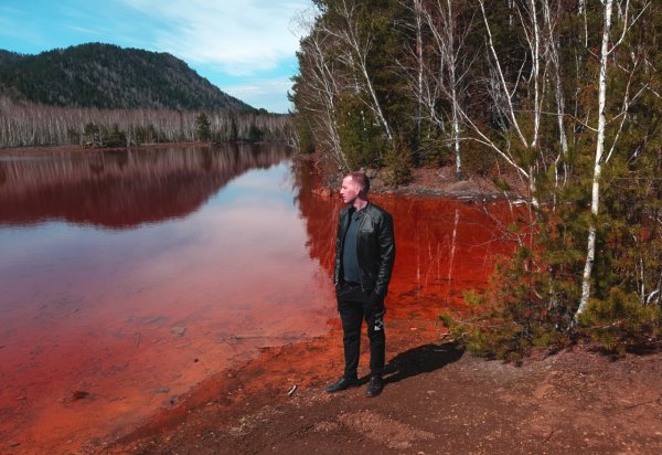 Кровавое озеро в Хакасии