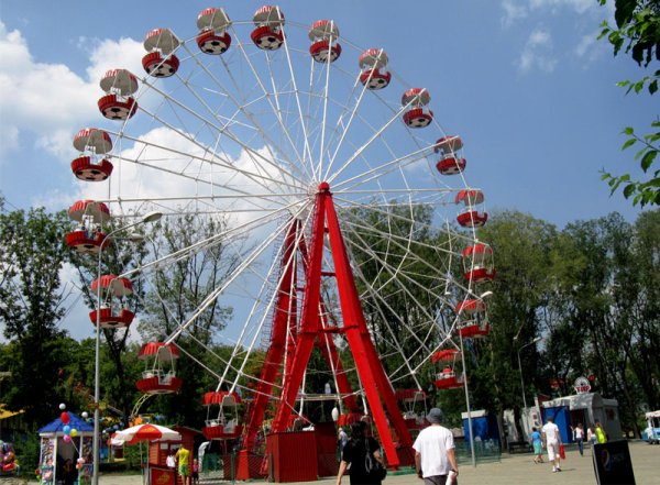 Колесо обозрение в Донецке в парке Щербакова