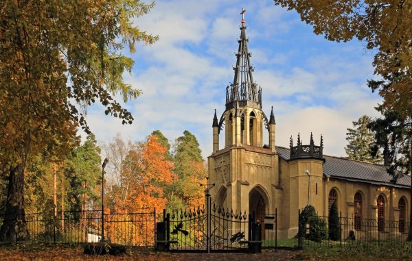 Церковь святых апостолов Петра и Павла в Шуваловском парке