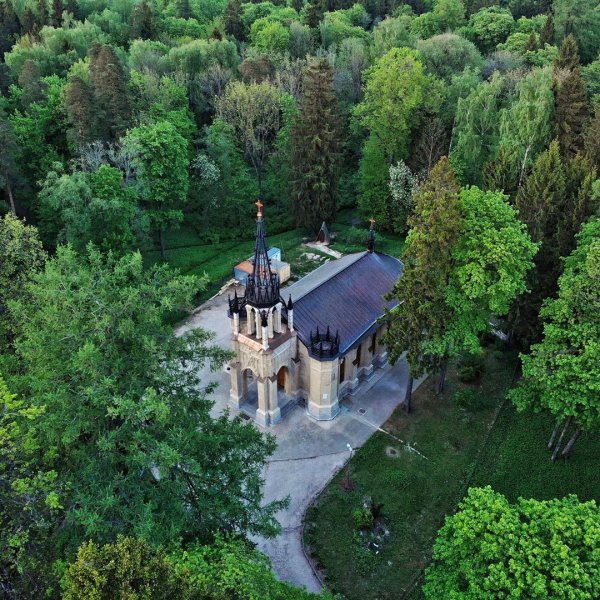 Храм Петра и Павла в Шуваловском парке