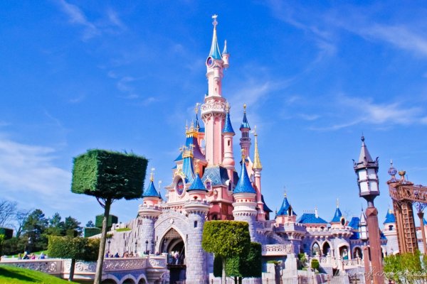 Сказочный замок в Диснейленде во Франции