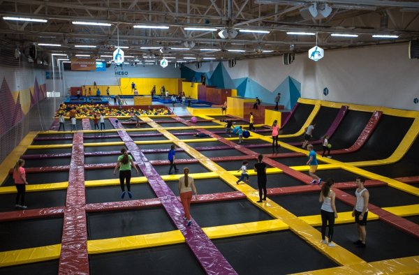 Батутный парк небо