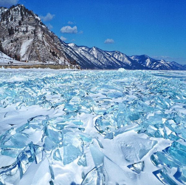 Озеро Байкал зимой