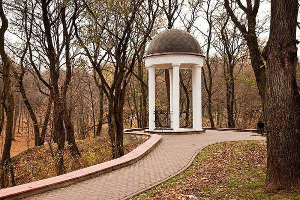 Ротонда в парке Румянцевского дворца в Гомеле