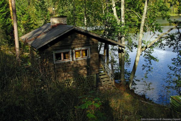 Избушка на берегу реки