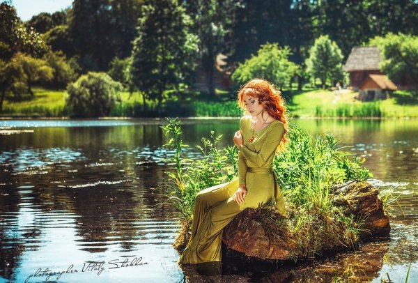 Женщина у пруда