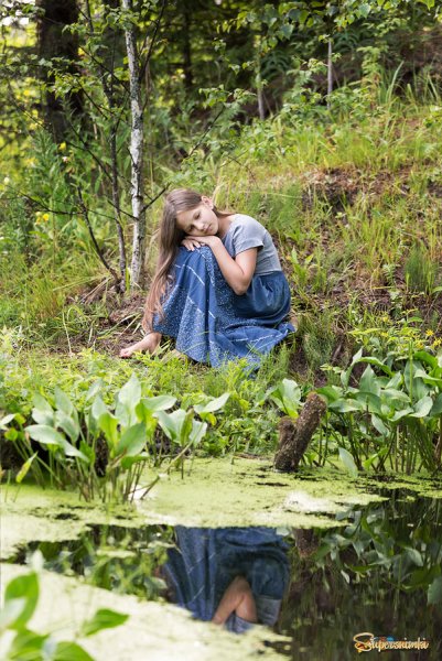 Аленушка у пруда