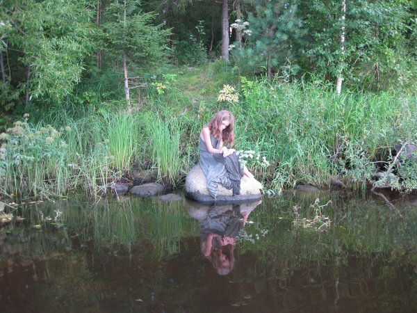 Аленушка у пруда
