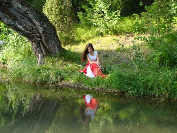 Аленушка у пруда