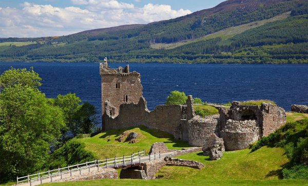 Озеро Лохнесс в Шотландии