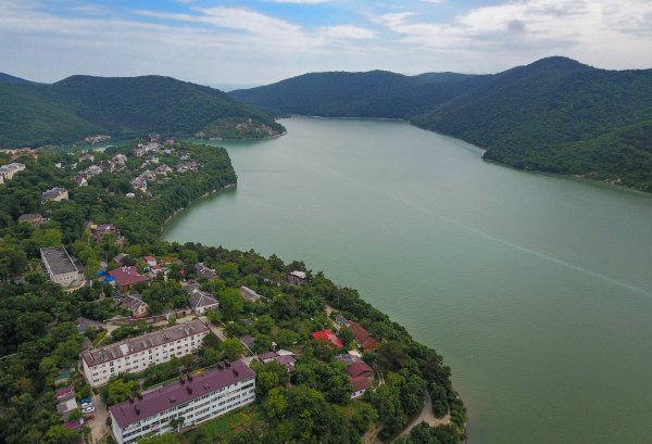 Горное озеро Абрау Дюрсо