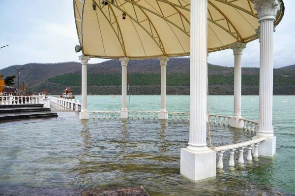 Абрау Дюрсо набережная