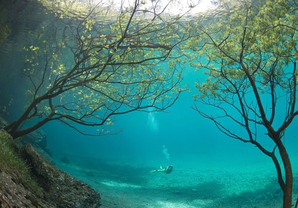 Австрия зеленое озеро подводный парк