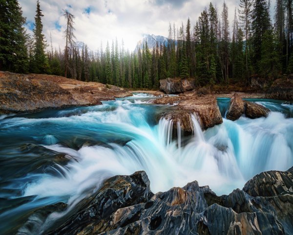 Красивый горный водопад