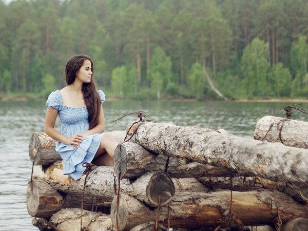 Девушка у реки