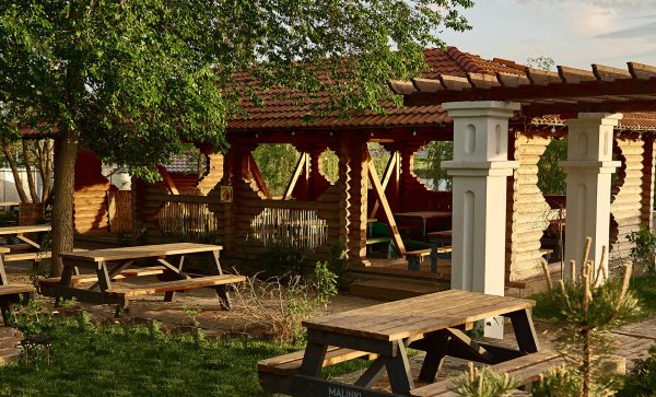 Южный парк птиц малинки в Ростовской области