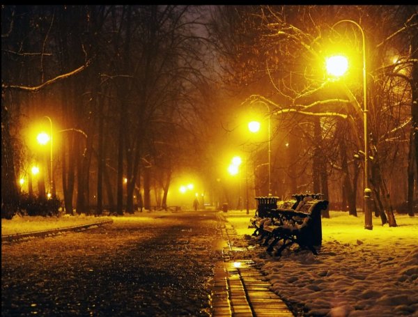 Зима с желтыми фонарями