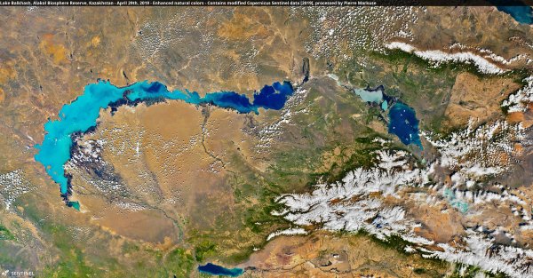 Космический снимок озера Балхаш